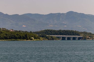 Lago di Bilancino, Barberino del Mugello, Floransa, İtalya: Toskana tepelerindeki pitoresk gölün şafağında manzara.