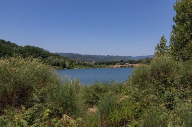 Lago di Bilancino, Barberino del Mugello, Floransa, İtalya: Toskana tepelerindeki pitoresk gölün şafağında manzara.