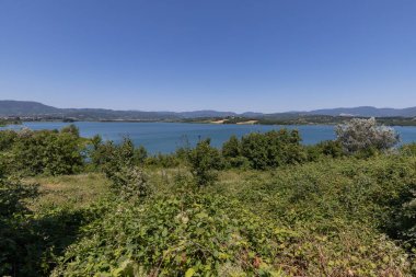 Lago di Bilancino, Barberino del Mugello, Floransa, İtalya: Toskana tepelerindeki pitoresk gölün şafağında manzara.