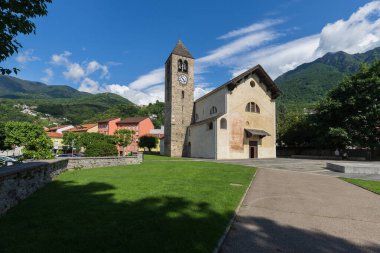 Bellinzona İsviçre - 29 Mayıs 2022 Çan kulesi ve Hıristiyan haçı olan Katolik kilisesi. Giubiasco
