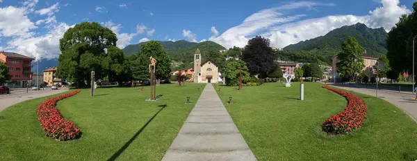 Bellinzona İsviçre - 29 Mayıs 2022 Çan kulesi ve Hıristiyan haçı olan Katolik kilisesi. Giubiasco