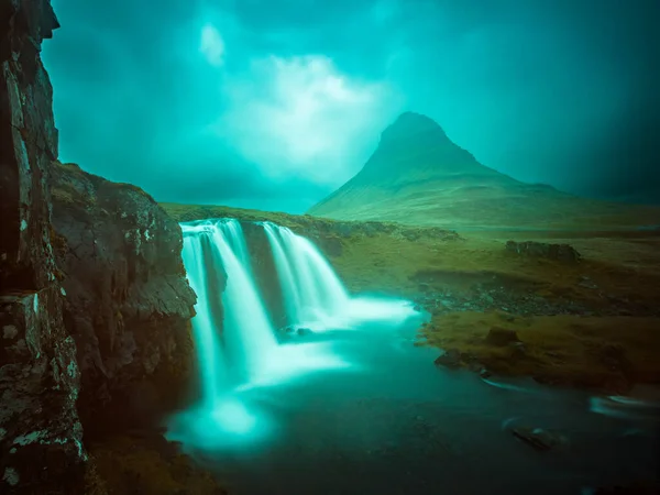 Kirkjufellfoss Vízesés Kirkjufell Hegy Izlandon Egy Sötét Esős Napon — Stock Fotó