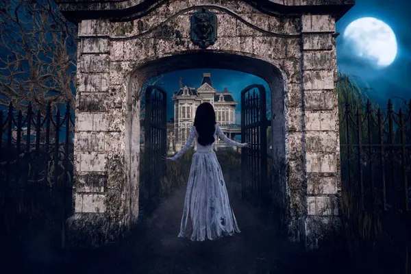 Mujer Fantasmal Vestida Blanco Desgarrado Mirando Hacia Otro Lado Puerta — Foto de Stock
