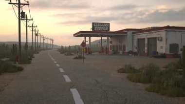 Çöldeki ıssız bir yolda ıssız bir benzin istasyonuna gidiyorum. 3 Boyutlu Canlandırma.