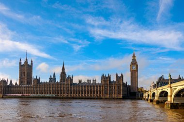 Westminster Köprüsü, Big Ben ve Londra 'daki Parlamento Binası güneşli bir günde mavi gökyüzü.