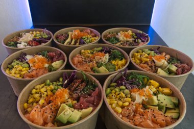 Tipik bir Asya yemek kasesi seti. Renkli bir görüntü.