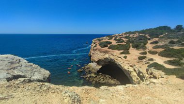 2023 yazında Portekiz, Albufeira yakınlarında deniz kıyısı ve Benagil mağarası