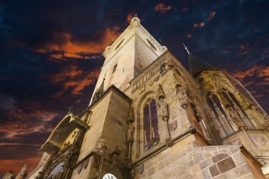 Prag 'daki Eski Şehir Meydanı, Çek Cumhuriyeti' nde insanlar olmadan dramatik bir gökyüzü ile güzel bir görüntü..