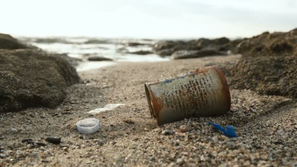 使用锈蚀金属盒和微塑料碎片弃置于海洋生态系统 污染环境 — 图库视频影像