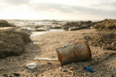 Kullanılan paslı metal kutu ve mikro plastik atıklar deniz ekosistemine atılmış, çevresel kirlilik hasarı. 