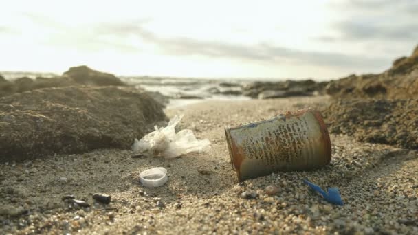 Käytetyt Ruostunut Metalli Laatikko Mikromuovi Roskat Heitetään Meren Ekosysteemiin Ympäristön — kuvapankkivideo