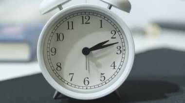 Günışığı tasarrufu, geri zaman zaman zaman dilimi, hızlı zaman akışı stres konsepti, analog saat hareketi. 4k