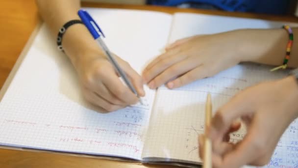 女性は息子に家庭で宿題をする方法 学校の子供の家族の教育を教える — ストック動画
