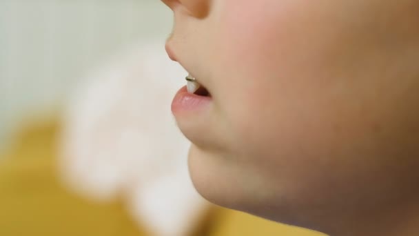 Młody Chłopiec Używający Aparatu Ortodontycznego Leczenia Stomatologicznego Rodzina Dzieci — Wideo stockowe