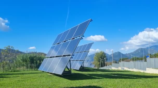 Panel Energi Fotovoltaik Dipasang Daerah Perkotaan Hijau Alternatif Teknologi Energi — Stok Video