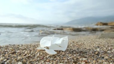Deniz ekosistemine atılmış plastik bardak atığı, çevresel kirlilik hasarı. 4k