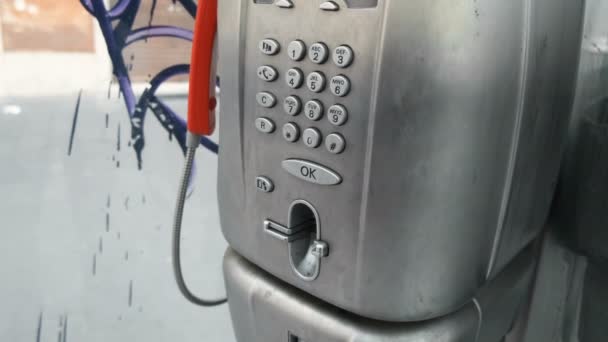 老式公共电话亭上的女性数字电话号码 旧的电信呼叫技术 — 图库视频影像