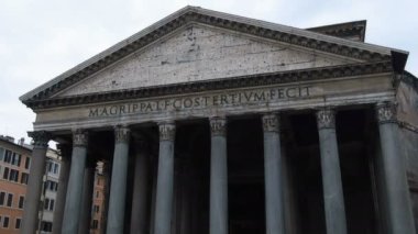 İtalya 'nın Roma kentindeki ünlü Pantheon anıtının ön manzarası. Antik Roma İmparatorluğu mimarisi. 4k