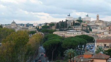 Roma 'nın panoramik manzarası araba trafiği taşımacılığı hareketli, İtalya tarihi 4k.