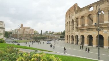 Eski Roma Kolezyumu 'nun panoramik manzarası, Roma şehir harikaları, İtalyan simgeleri. 4k