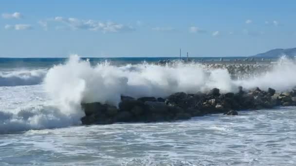 海の嵐 気候変動の影響 自然の力の後に岩の上にクラッシュする巨大な波 — ストック動画