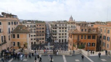 Ünlü İspanyol basamaklarının panoramik manzarası. İnsanlar alışveriş ve tatil için turist yürüyüşü yapıyor. Roma.
