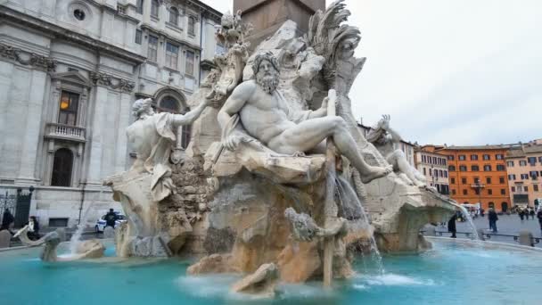 有名な記念碑的な川ローマの歴史的なナヴォーナ広場で人々が歩くと噴水 イタリア — ストック動画