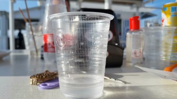 Απλή Χρήση Ποτό Πλαστικό Κύπελλο Που Χρησιμοποιείται Ένα Τραπέζι Εστιατόριο — Αρχείο Βίντεο