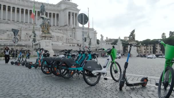 광장에 주차되어 렌터카 자전거와 스쿠터 — 비디오