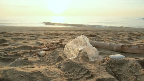 Niño Recoger Botella Plástico Del Ecosistema Del Mar Sucio Medio — Vídeo de stock
