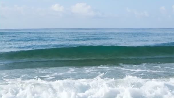 Diepblauwe Zee Water Golven Crashen Slow Motion Uitzicht Vloeiende Beweging — Stockvideo
