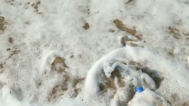 自然のビーチ生態系 環境汚染 スローモーションで海の波に浮かぶ廃棄プラスチックボトル — ストック動画