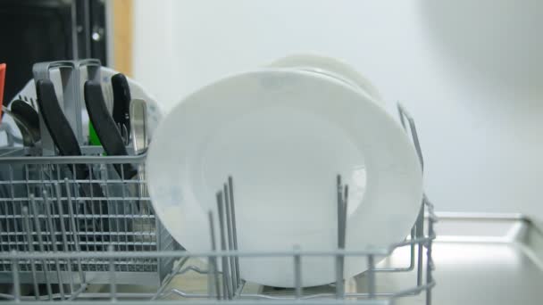 人们用洗碗机做日常家务活 家用电器技术耗能 — 图库视频影像