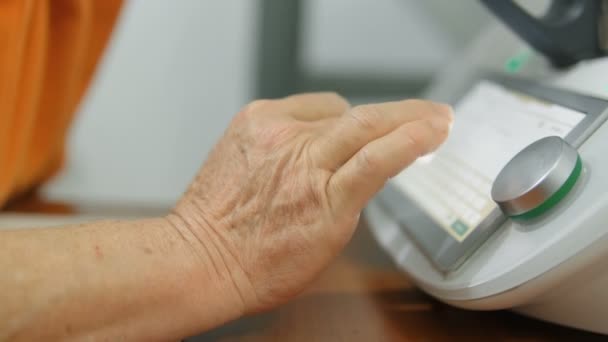 Пожилая Женщина Просмотра Рук Использовании Сенсорного Экрана Устройства Старшего Здравоохранения — стоковое видео