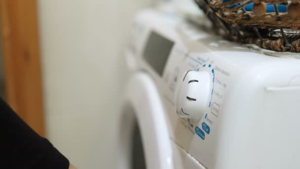 Hanımı Çamaşır Yıkamak Için Modern Çamaşır Makinesi Kullanıyor Enerji Tasarrufu — Stok video