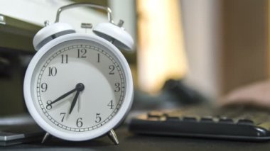Erkekler evde masaüstü bilgisayarı ve akıllı telefonu kullanırken, antika saat akış zamanı zaman ayarları 4k.