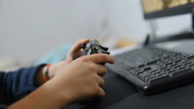 Genç çocuk evde rekabetçi oyunlar oynuyor, bilgisayar oyunları teknoloji bağımlılığı 4K.