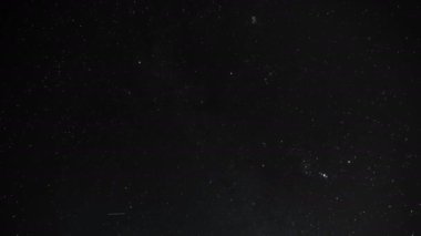 Yıldızlı derin gece gökyüzü görüntüsü Orion takımyıldızı ve kayan yıldızlar, evren alanı, doğa bilimi 4k.