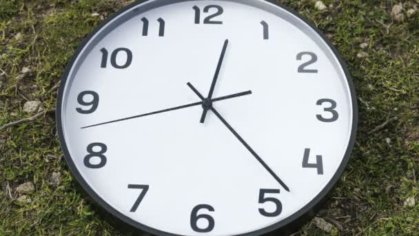 Relógio Parede Tempo Esgotando Timelapse Chão Grama Natural Looping Conceito — Vídeo de Stock