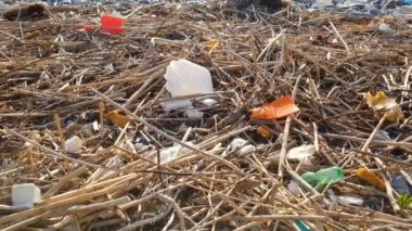 Çöpe atılmış plastik atıklar deniz kabarması ve çevresel atıklardan sonra çöp kirliliği.