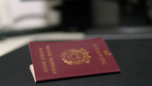 Червоний Біометричний Італійський Паспорт Громадянина Європи Ідентифікує Документи Подорожей — стокове відео