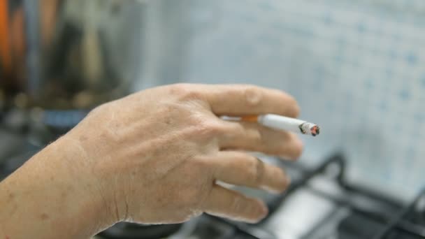 Mujer Anciana Piel Envejecida Vista Mano Mientras Fuma Cigarrillo Parkinson — Vídeo de stock
