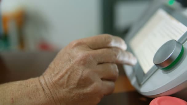 Estrechar Las Manos Parkinson Una Mujer Anciana Usando Dispositivo Pantalla — Vídeos de Stock
