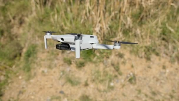 在多风的自然景观上盘旋的无人驾驶飞机的景致 新的飞行技术4K — 图库视频影像