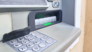 Bankomat makinesinden nakit para çeken bir kadın. Avro banknotları. 4k görüntü 