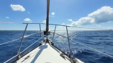 Yelkenli tekne, derin mavi okyanus sularında yol alır, yaz mevsiminde ise Pasifik Jürisi. 4k. 