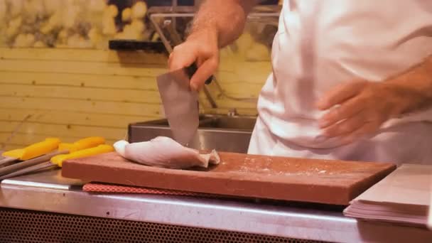 Butcher Man Work Meat Preparation Traditional Raw City Market Street — Αρχείο Βίντεο