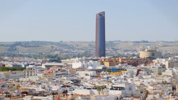 歴史的な町の建物 ヨーロッパのスペインの陸上キロメートルが付いている有名な現代セビリアのタワーの建物の最高の眺め 4Kについて — ストック動画