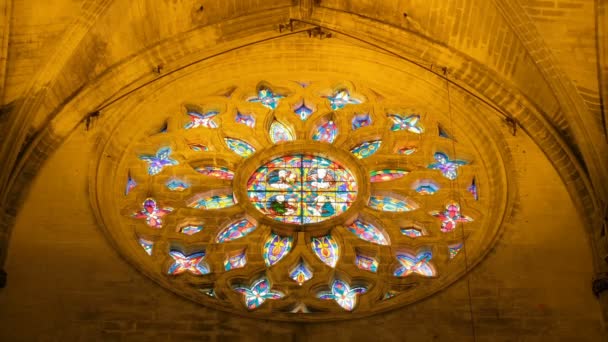 Mnohobarevná Zdobená Skleněná Okna Starobylém Katedrálním Kostele Památník Uměleckých Památek — Stock video