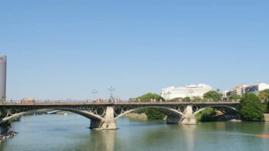 Sevilla şehri, Avrupa 'nın simgesi olan ünlü Triana nehir köprüsünün panoramik manzarası. 4k